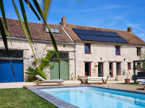 Piscine et façade
