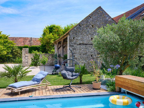 Piscine et fauteuil suspendu