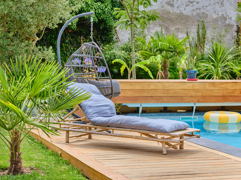 Transat au bord de la piscine